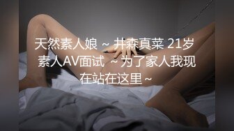 网红级美妞，近日下海露逼小秀，坚挺美乳一线天馒头穴，单腿黑丝撩起裙子