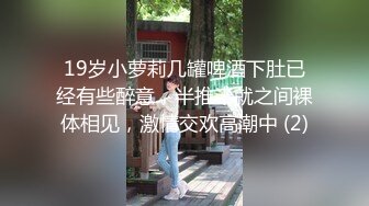 酒店约操大波浪小姐姐,深喉口交大屌,按着双腿进出深插