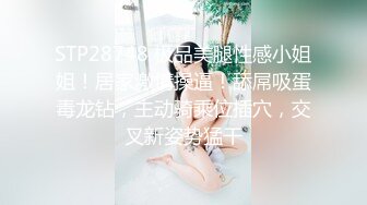 美女模特被色魔摄影师傅诱惑工作完了打一炮再说