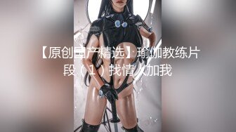 八块腹肌小哥为了生计,不得已尝试各种服装道具,自慰射精~