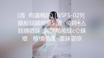 商场女厕蹲守粉衣黑裤眼镜美妇两片紧闭的细长红穴缝真想插进去