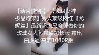 网红脸美女和男友到乡下花生地里露天啪啪,旁边还个老头在干农活