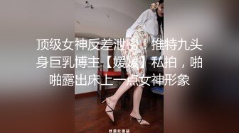 可爱女孩乖乖趴好等着被干