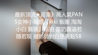 掰开小穴玩弄最后射脚上