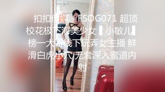 美女被2个朋友故意带到KTV包房挑战刺激啪轮流操