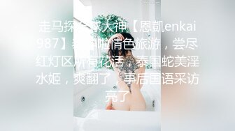 趁表妹洗头时候眼睛无法睁开的时候偷拍她洗澡,可能女人第六感觉察觉到了,表妹问谁在外面