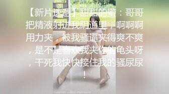 《兄妹乱伦》趁家里没人偷偷摸到妹妹床上扒开裤子就开操