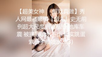 穿着碎花裙子的美妞玩自拍