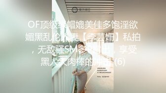  邪恶的房东门缝偷窥美女租客洗澡