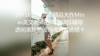 白色迷人白皙小妖妖厨房里被蹂屁股