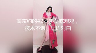 颜值不错的风骚女模特，大辫子漏出骚奶子诱惑狼友跟两位大哥激情3P，让小哥吃奶玩逼轮流爆草抽插，浪叫呻吟