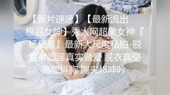 很害羞的小美女