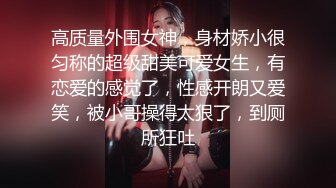 戴面具在客厅沙发上做，隔音太差，熟女一直憋着不敢叫