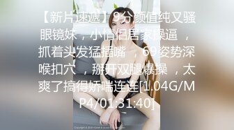   淫骚小少妇！自慰不带劲要操逼！忍不住抓起屌逼里塞，射的太快无法满足，小炮机猛插