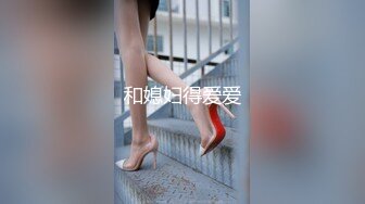 超市里边玩手机边挑点心的风骚丁字裤美少妇.