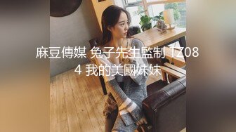 偷拍女同学上晚自习时上厕所,把逼掰开检查一下,估计是520和男友出去开房被操肿了