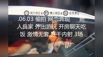 进门直接按在床上，撩开裙子后入爆操小母狗