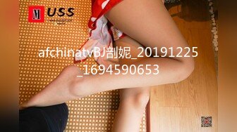 18岁学生妹妹第一次，有点受不了~表情非常迷人陶醉~奶子超级鲜嫩漂亮~爱了爱了！