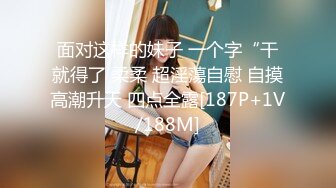 被大哥草服的小女人，全程露脸舔弄大鸡巴样子好骚，被大哥无套爆草，各种体位蹂躏抽插，射在肚子上真的刺