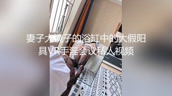 掰开美女的粉嫩小穴挑逗阴蒂 淫水都流到床上了  按在床边后入猛干