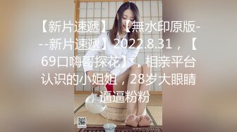 男：’这是我们的足球宝贝，来，跪下，过来，对对这样吃。‘ 女友：’不要拍啦，你会不会给人看？‘