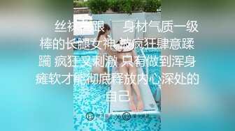 跟踪尾随偷袭走夜路的美女少妇搂住摸奶抠逼强行按倒地上啪啪