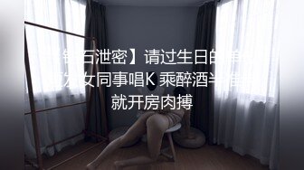 长发骚货妹子，和男友无套啪啪，手持镜头超棒视角沙发床上销魂叫精液从逼逼中流出