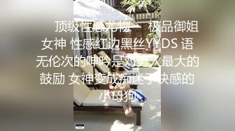 上次爬窗户偷拍表妹洗澡被察觉了,无奈没戴眼镜,没看清是谁偷拍的,这次洗澡不敢把眼镜摘下了