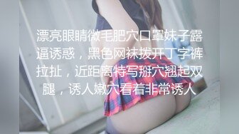 《极品CP魔手外购》坑神潜入某单位女厕隔板缝中实拍超多小姐姐方便，赤裸裸逼脸同框，妹子对着镜头看半天都没发现异常 (4)