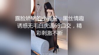 商场女厕全景偷拍牛仔短裙靓妹光顾着玩手机大黑穴随便拍一点警觉都没有