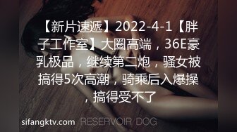 趁女友不在强行推倒了她还在上大学的漂亮美女表妹,开始不同意挣扎反抗,干爽后呻吟浪叫,干的越用力叫的越厉害!