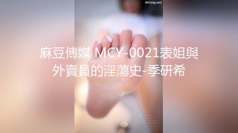    绿帽男找了个秃顶大叔干媳妇和小姨子一块淫乱3P羡慕旁人