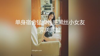 【网黄太子3p】帅气鲜肉骚狗,吃两双臭脚被浇尿,两根鸡巴轮奸烂逼(上) 