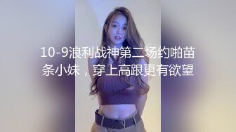 穿着修身裙的高挑美女跪爬在宾馆的床上，挡不住鸡巴硬