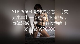 熟透了的老女人 特别有味道 戴着眼镜 骚的不行  风油精滴在假JJ上插逼 爽的不行快速抽插 流了好多白浆