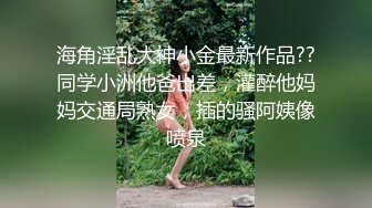 躲在厕所里抽烟的美少妇 光线不太好 小手电上场了