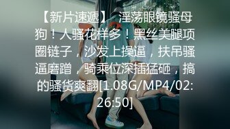 四月最新流出黑客破解网络摄像头偷拍大叔把媳妇抱起来操 抱头深喉差点干吐了 (2)