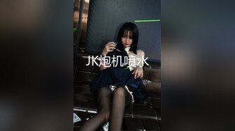 颜值不错清秀小姐姐穿着白衣牛仔裤，坐沙发上揉捏她