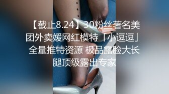 酒吧带回来的妹子，听说刚分手，哄她吃大鸡巴也不怎么开心，手抓住鸡巴在那里慢慢吃~