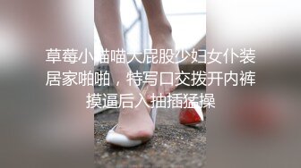    三女两男18嫩妹群P激情大战，排成一排翘起屁股美穴  扶着屁股后入猛操，手指扣穴揉搓阴蒂