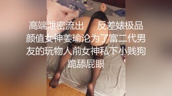 露脸身材黑丝情趣内衣的骚妹子，两个大奶子衬托出来很性感，吃完东西脱衣服开搞，道具插逼呻吟，看样子是被干多了!