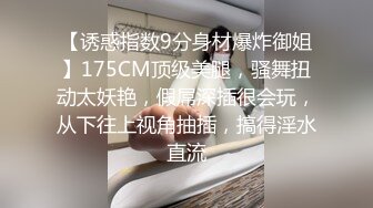 夜市宵夜摊低胸装美女被猥琐大叔围观 尽力防走光没想到下面还是被偷拍内裤夹进了屁股缝逼痕明显