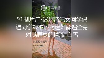 气质人妻短发黑丝露脸颜值也不错诱惑，揉奶玩逼蝴蝶骚穴特写展示水好多