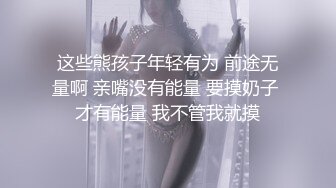 幸福大哥双飞两个极品大奶骚女，颜值高身材好玩的嗨，一起舔弄大鸡巴，让大哥轮流抽插追求快感，还玩弄菊花