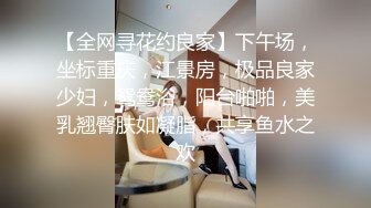 游乐场女厕全景偷窥多位半蹲着尿的美女各种美鲍轮番呈现 (2)