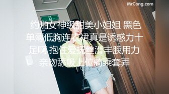 小美女被情人带到新租的公寓后在厨房扒光衣服抱在台子上操-