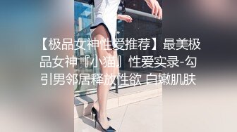 一线天无毛极品粉穴嫩妞和小男友居家啪啪，特写美穴边插嘴，翘起屁股小拇指插逼，按着双腿正入抽插掰穴给你看