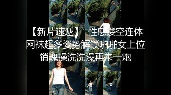 《魔手外购极品CP》厕拍达人潜伏女厕独占坑位隔板缝逼脸同框现场实拍多位小姐姐方便，极品肉丝美腿高颜美女擦逼的动作都好看 (1)