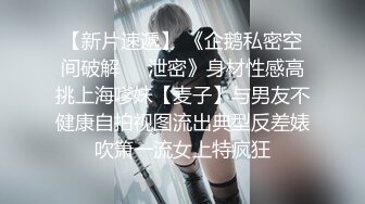 露脸抄底没穿裤衩的长发披肩妹子逛街