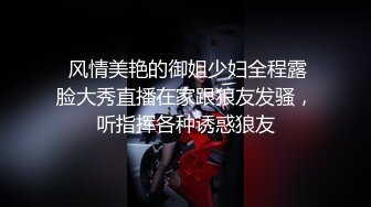 一个奴隶被主人吊起来,用鞭子抽背和屁股,奴隶疼的直哆嗦